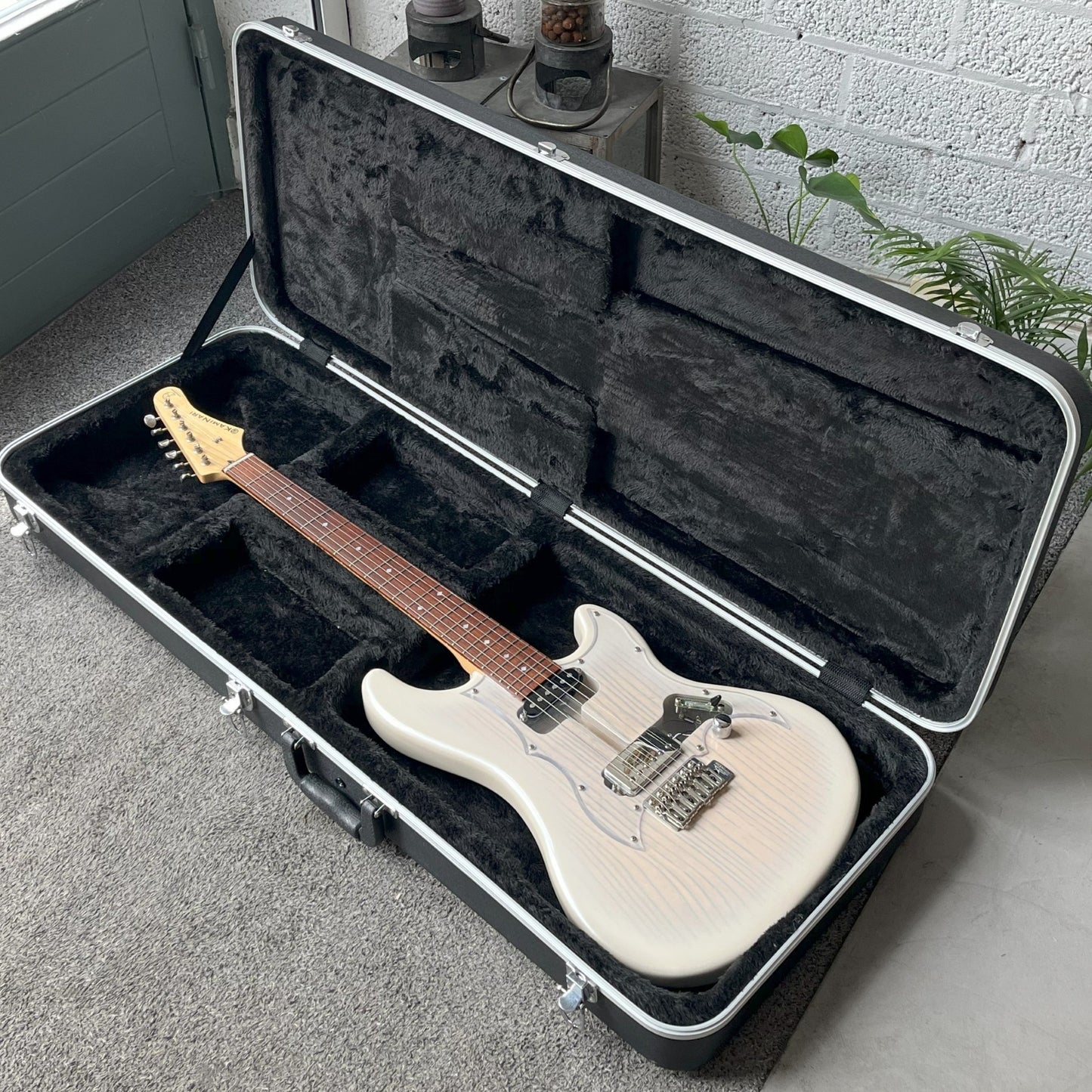 KAMINARI Liquid White in Hardcase