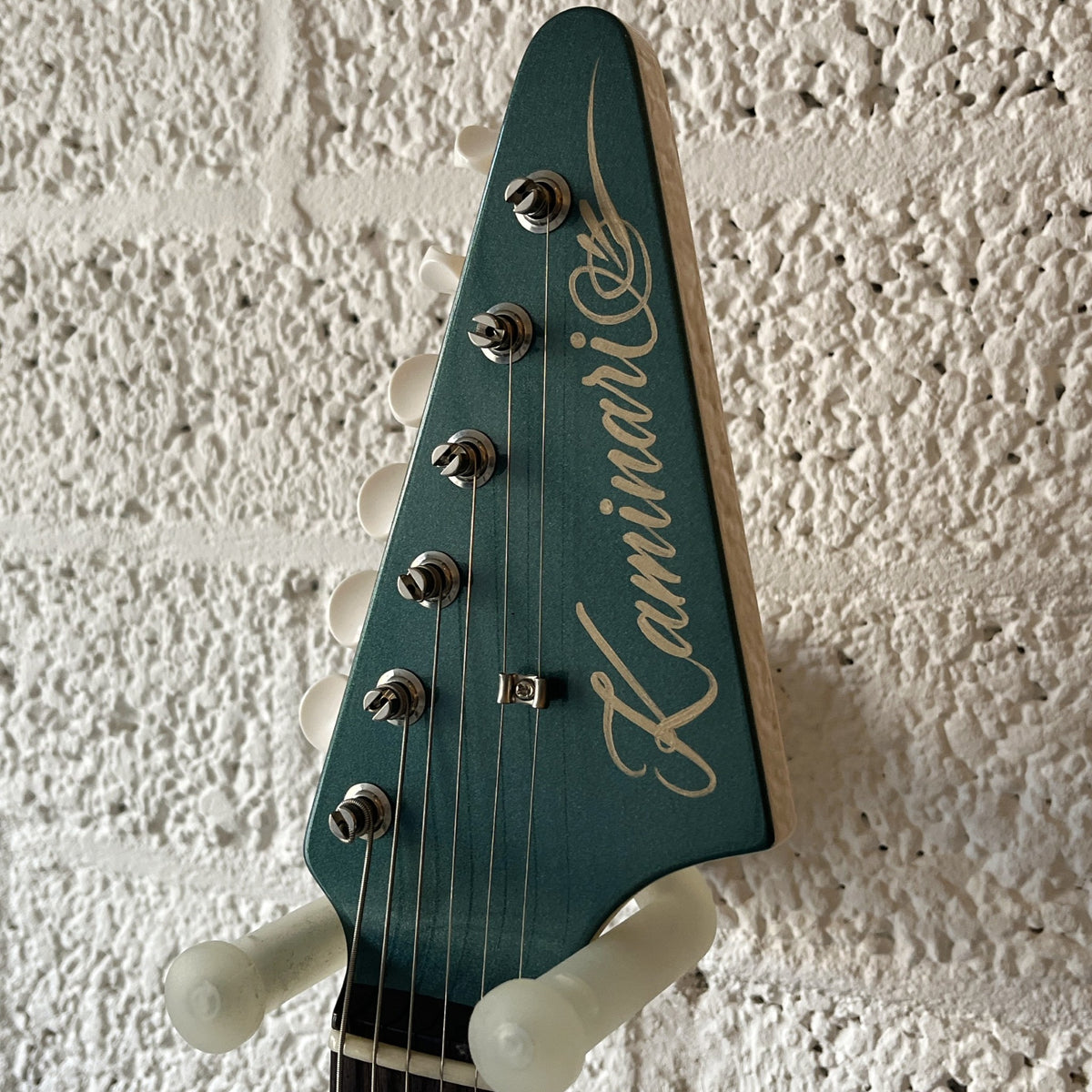 kaminari swinger 69 special sherwood green headstock angled right
