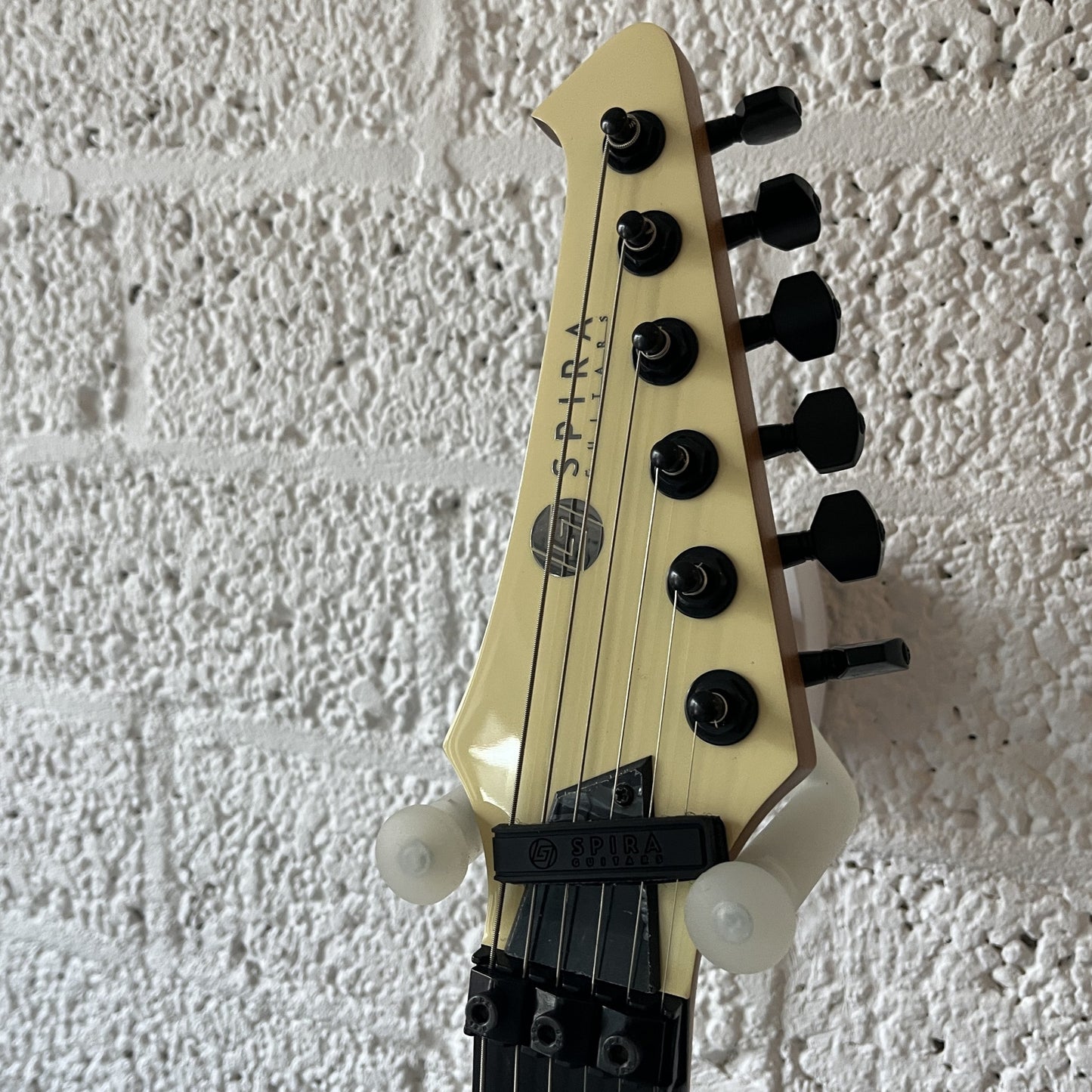 spira v420 flying v antique white electric guitar headstock