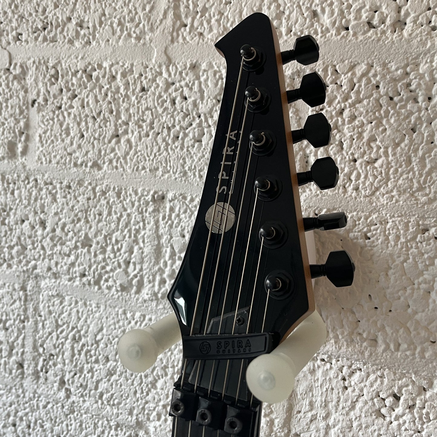 spira v420 flying v black yellow electric guitar headstock