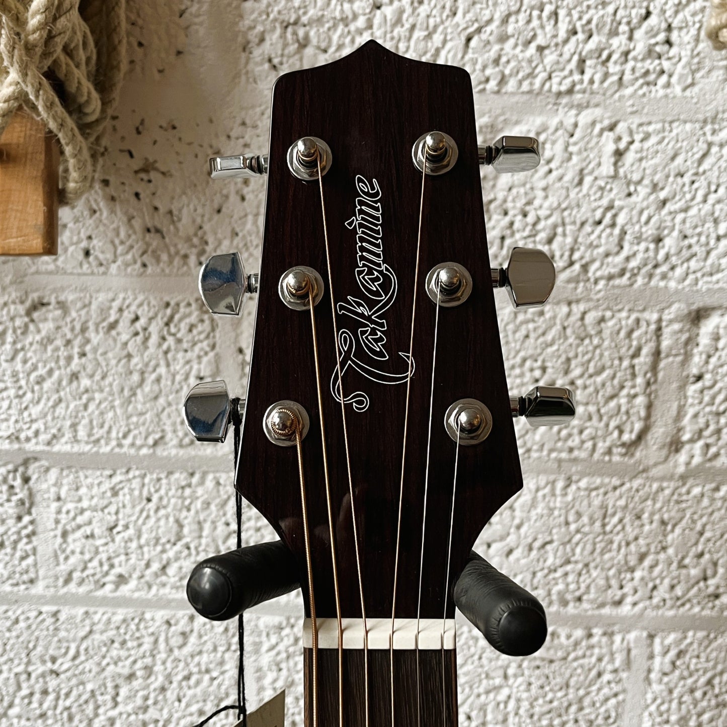 takamine gn30 brown sunburst acoustic guitar nex body headstock