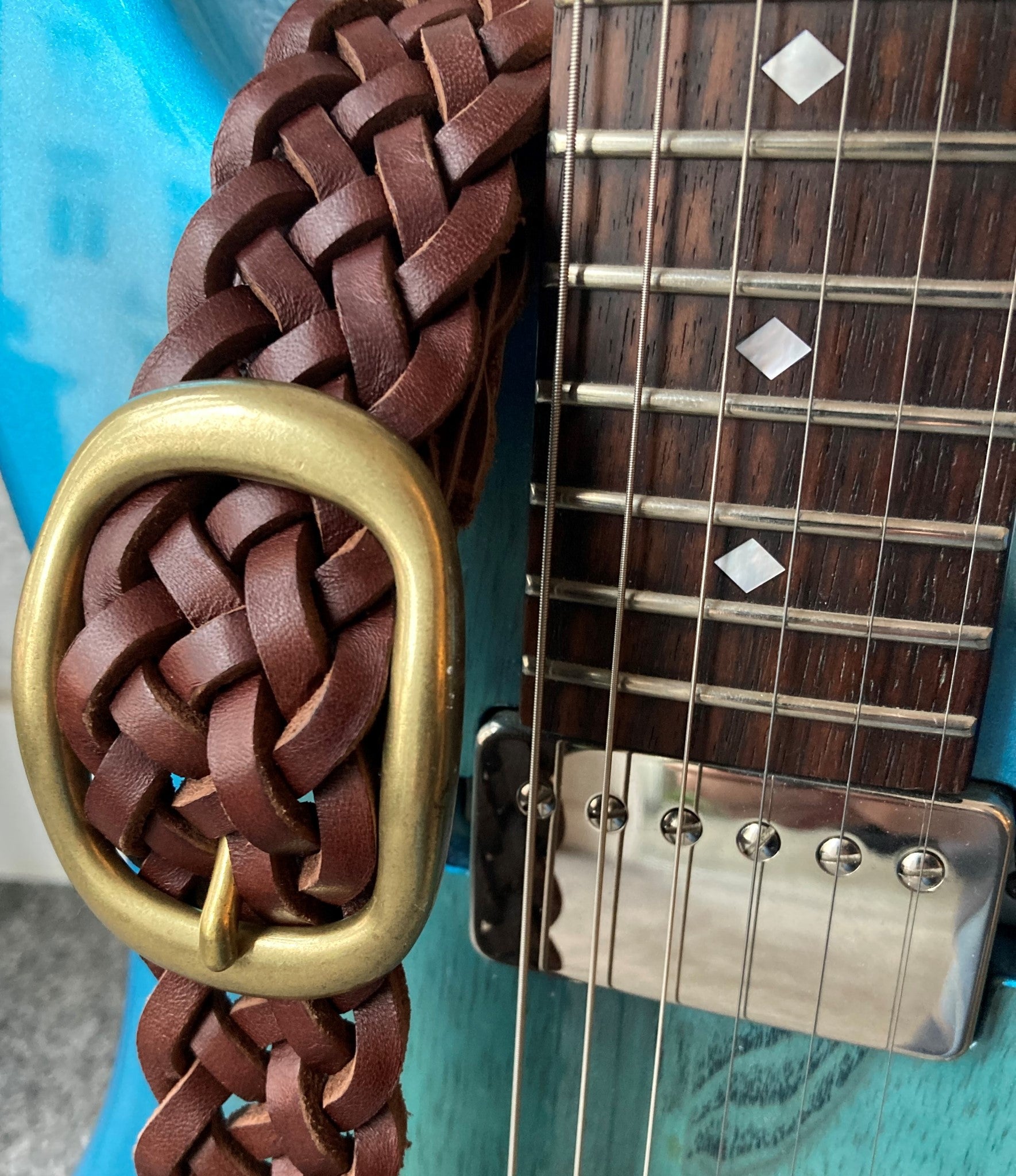 KAMINARI Braided Leather Strap Brown on guitar