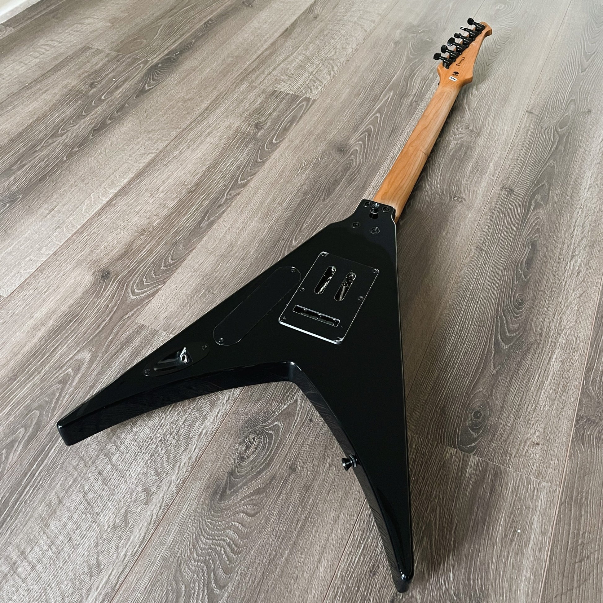 spira v420 flying v black h locking trem back diagonal 
