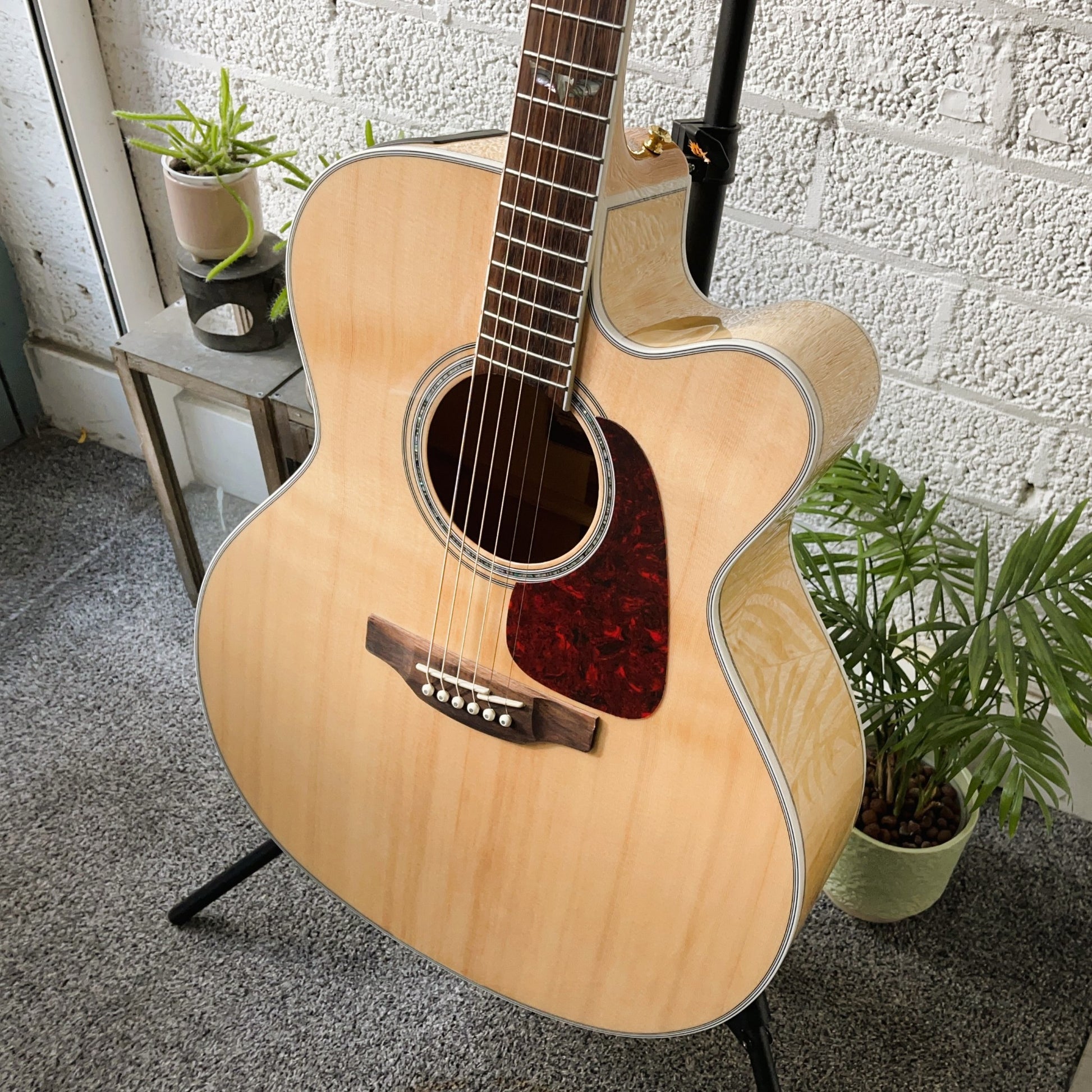 takamine gj72ce electro acoustic jumbo guitar natural body side angle