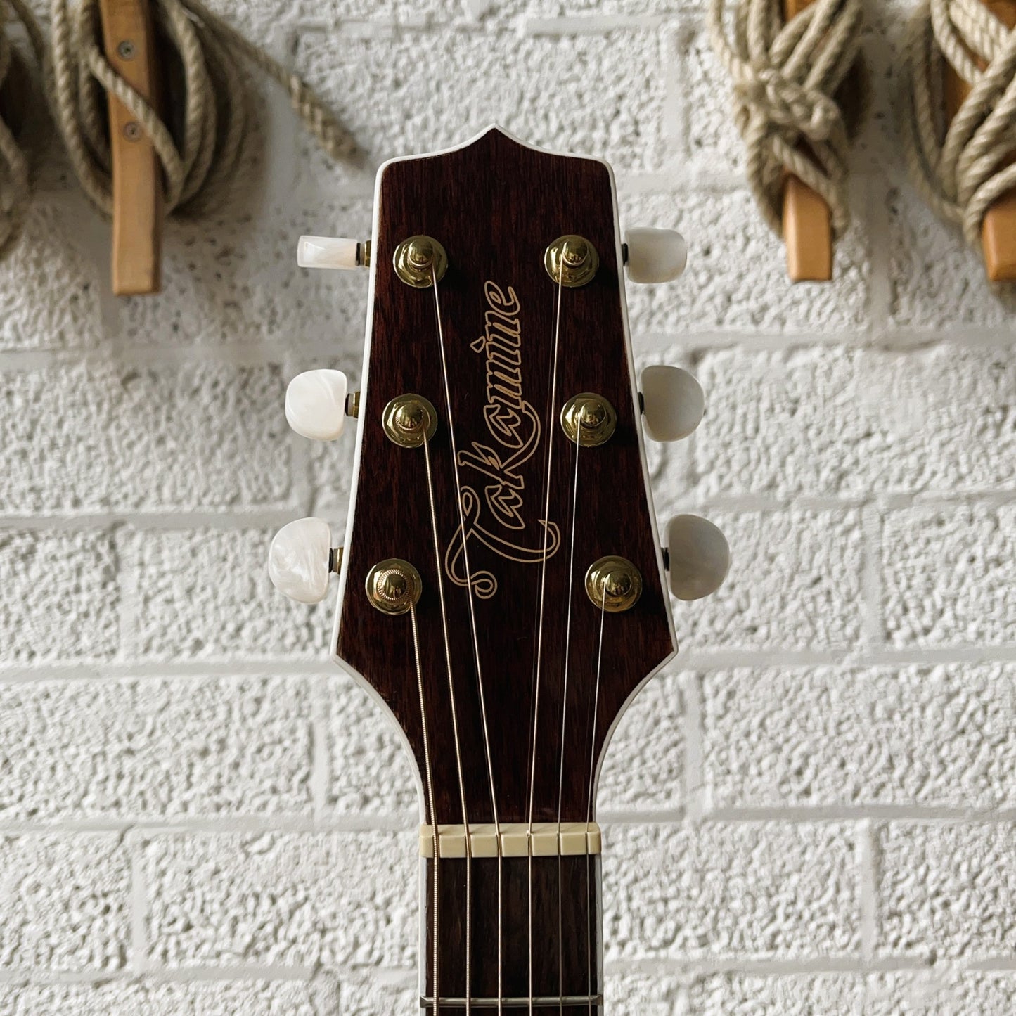 takamine gj72ce electro acoustic jumbo guitar natural headstock