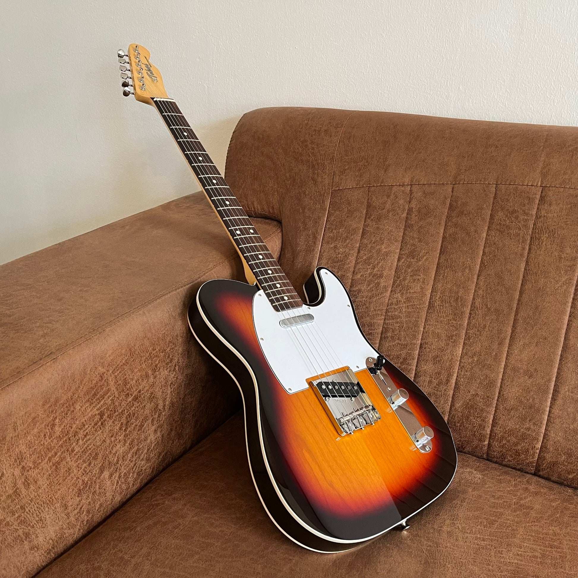 Tokai Breezy Sound TTE106B Leaning