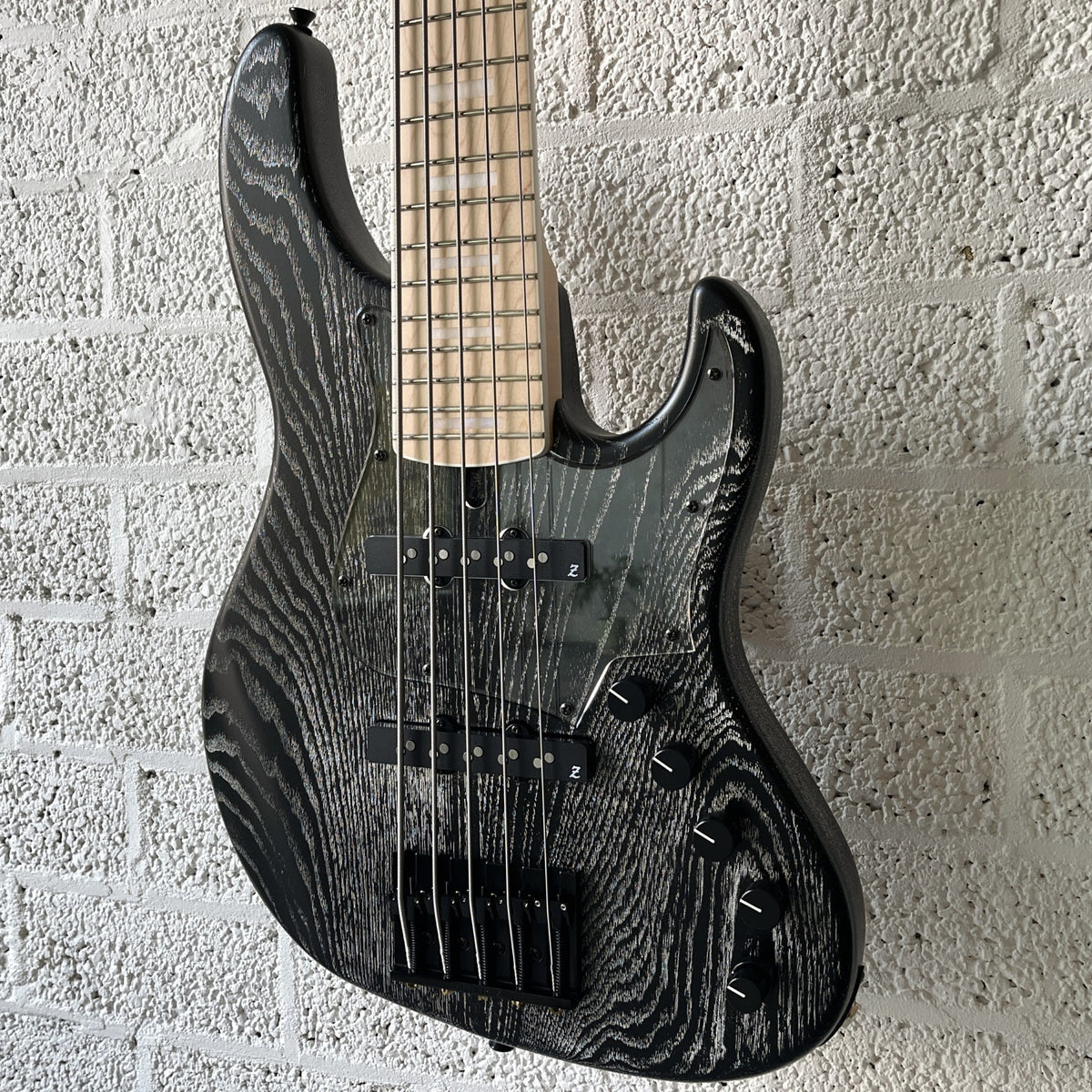 atelier z beta5 custom black silver line body closeup angled view