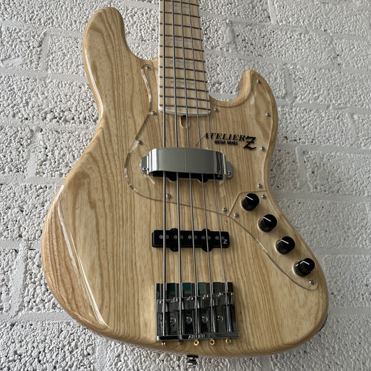 atelier z m265 natural 5-string bass body closeup low angle