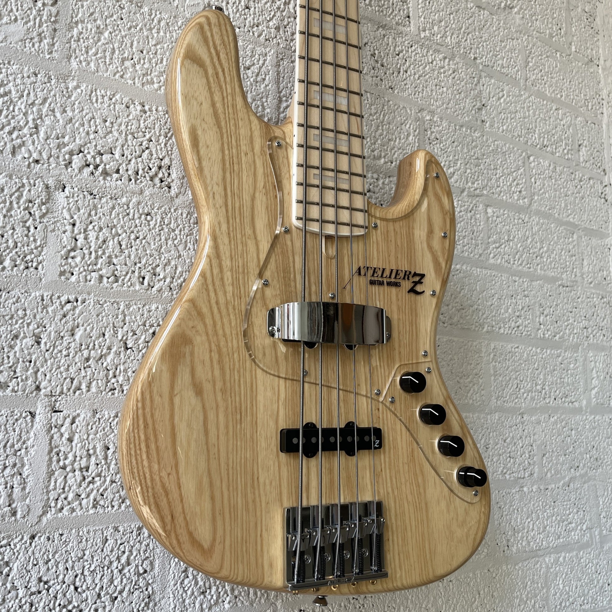 atelier z m265 natural hand-built japanese 5-string active bass body closeup left