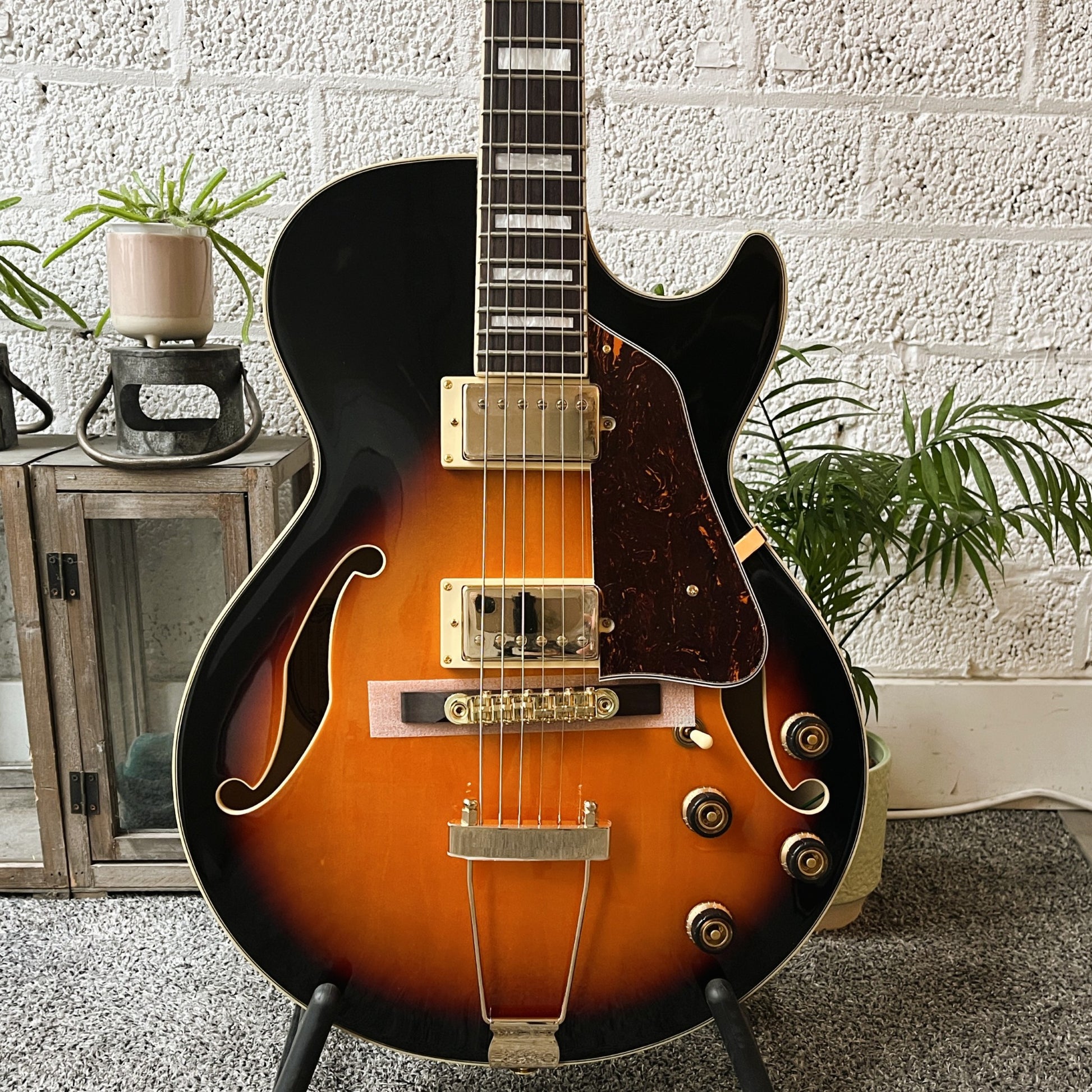 ibanez ag75g brown sunburst hollow body electric guitar body detail