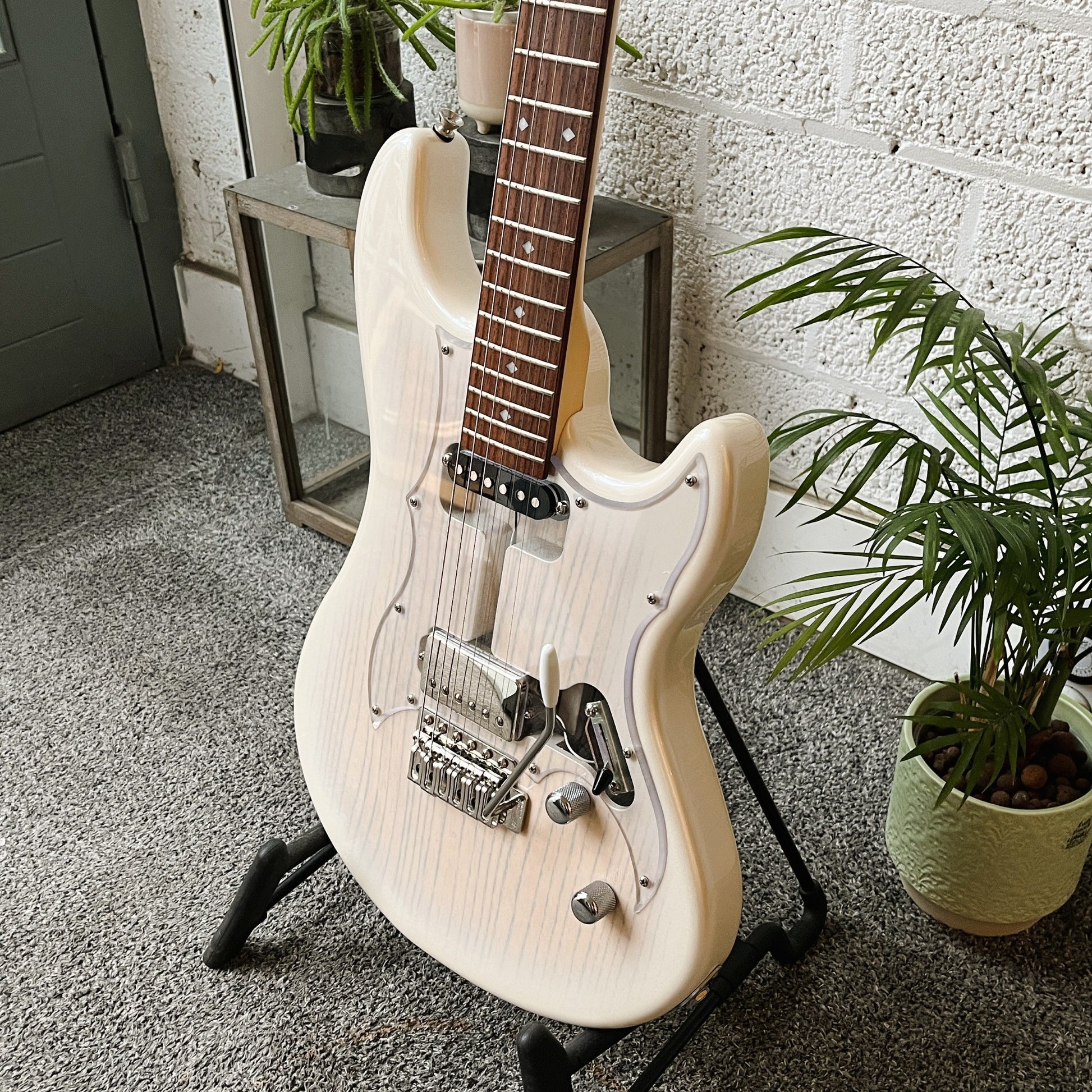 kaminari liquid electric guitar see-through white burst rockso spec body detail