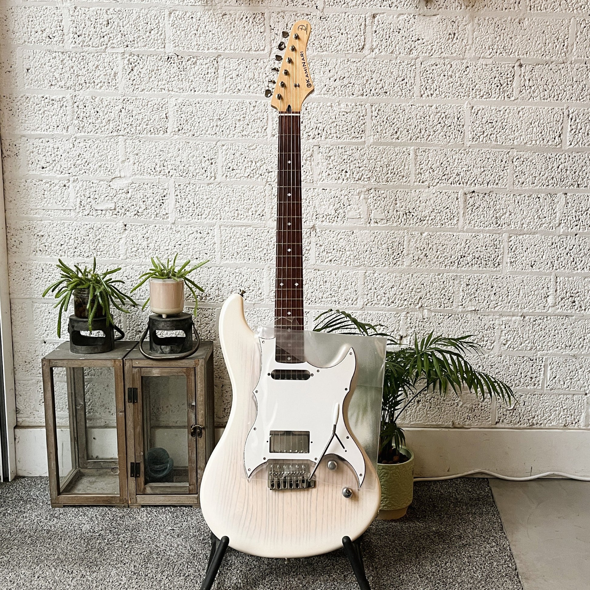 kaminari liquid electric guitar see-through white burst rockso spec front view with alternate white pickguard