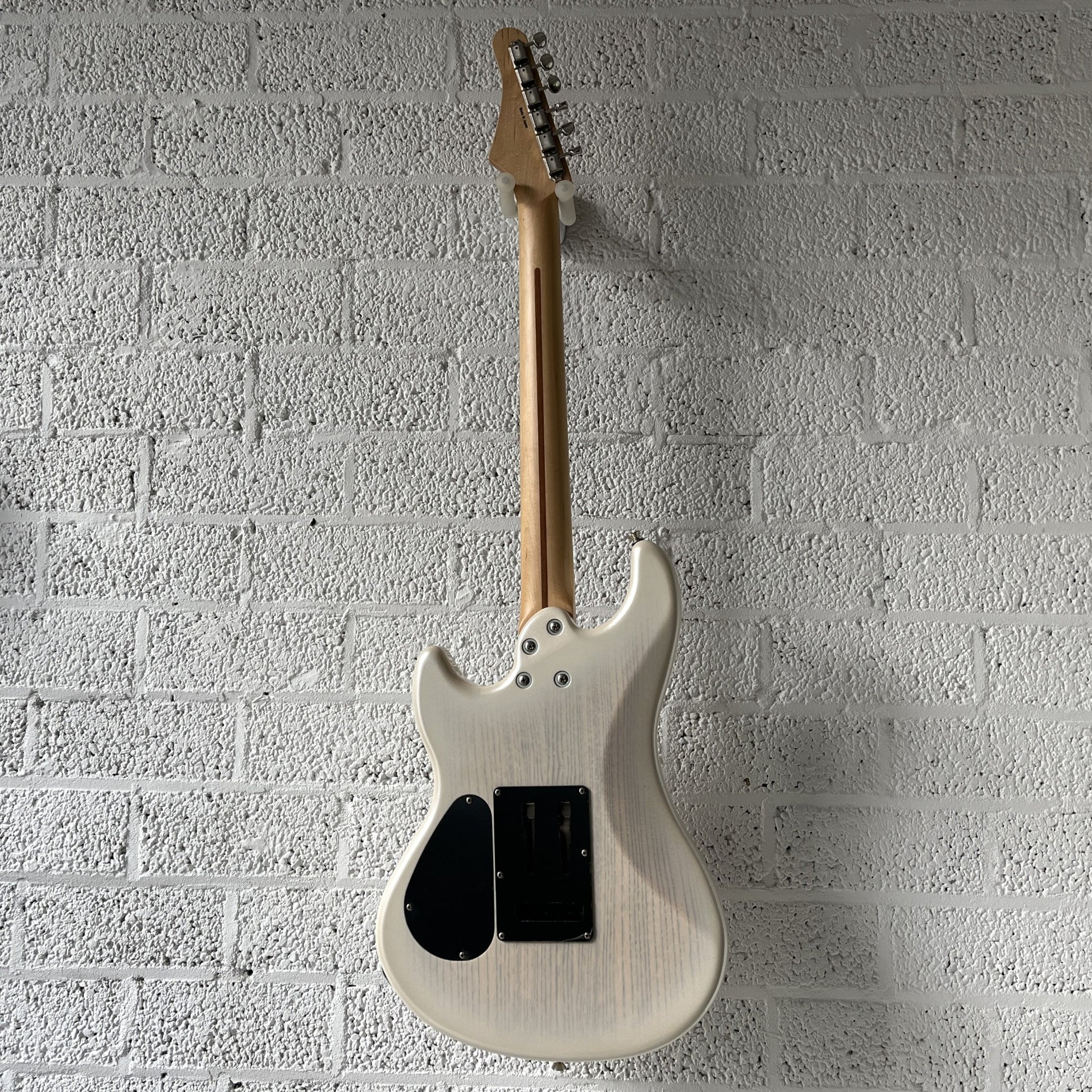 kaminari liquid electric guitar metallic white burst back view