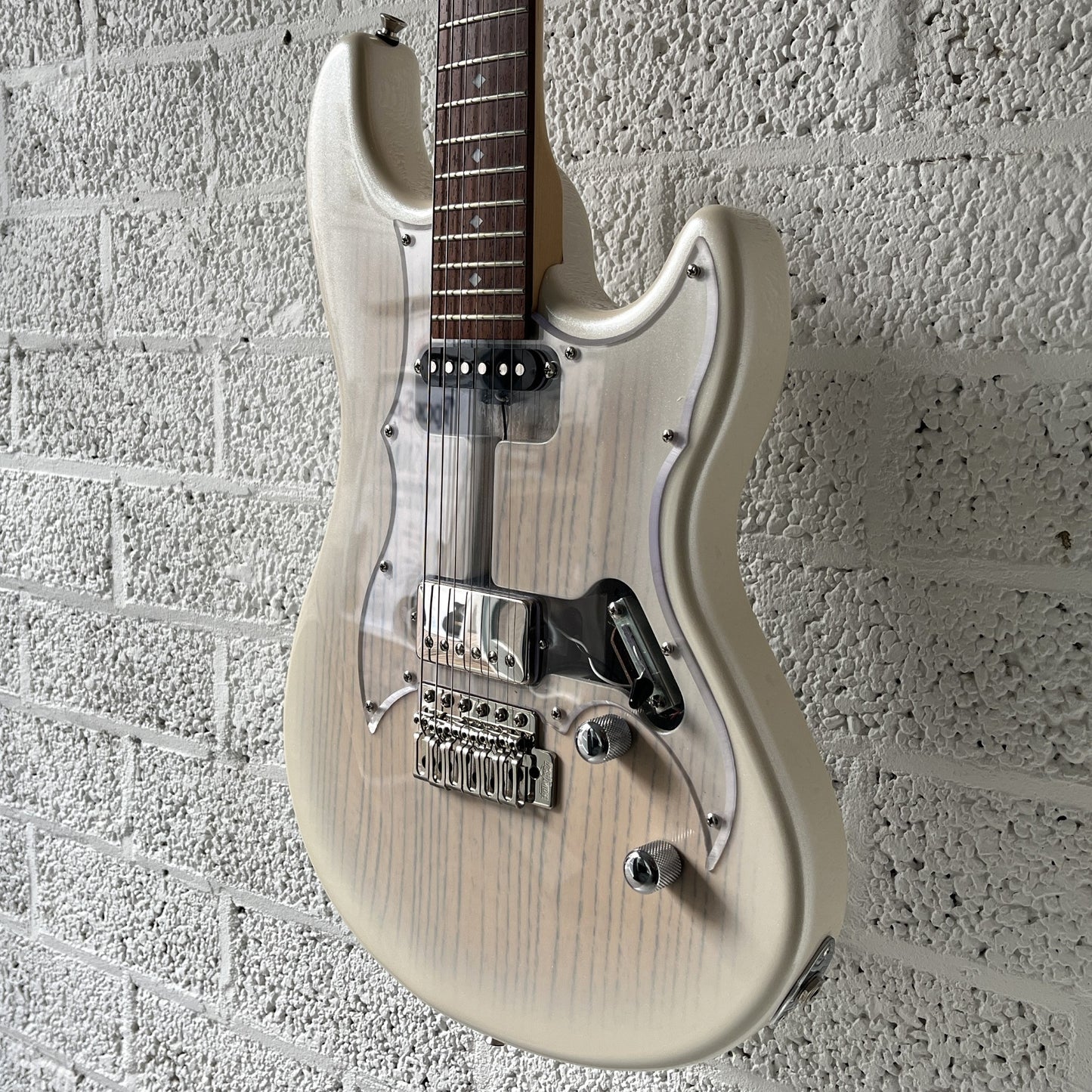 kaminari liquid electric guitar metallic white burst body angled