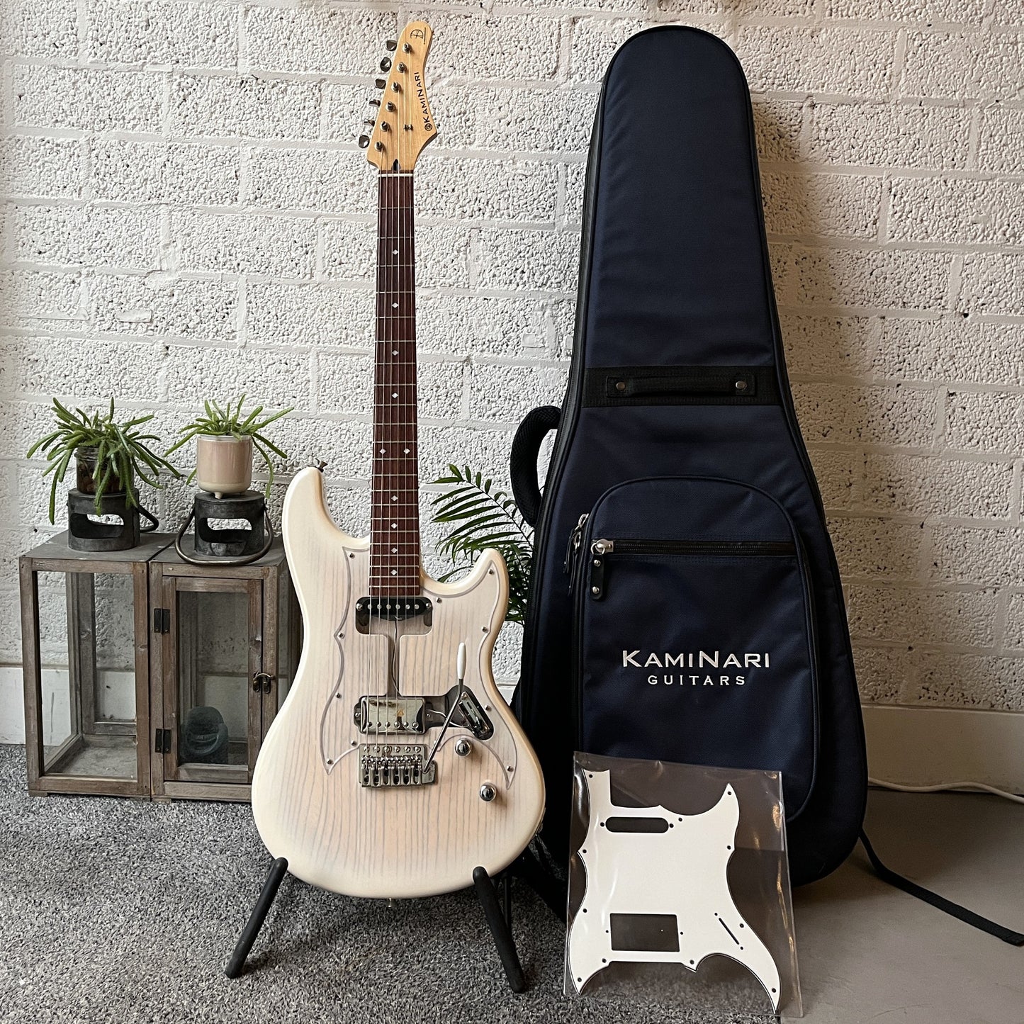 kaminari liquid metallic white burst deluxe gig bag pickguard