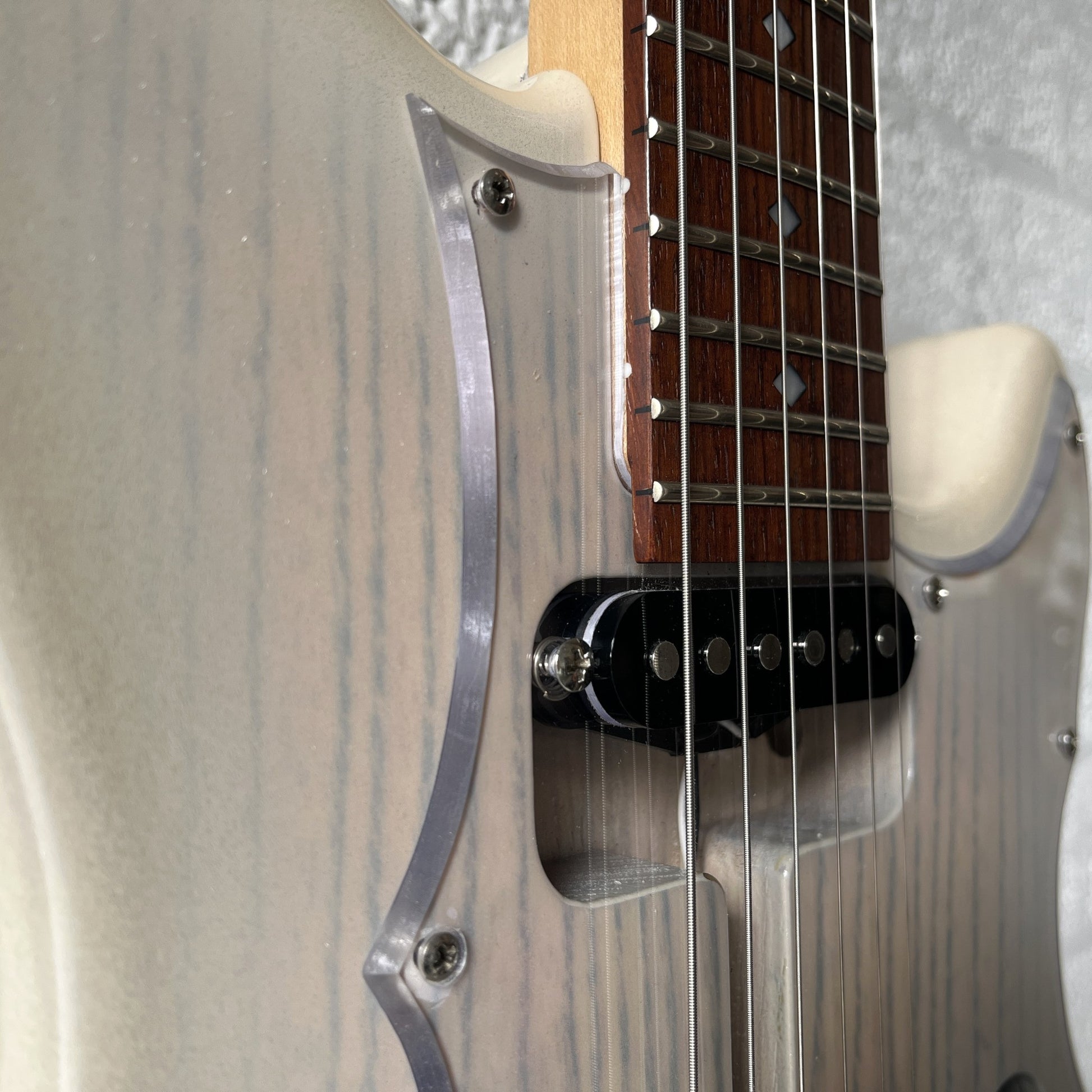 kaminari liquid electric guitar metallic white burst fretboard