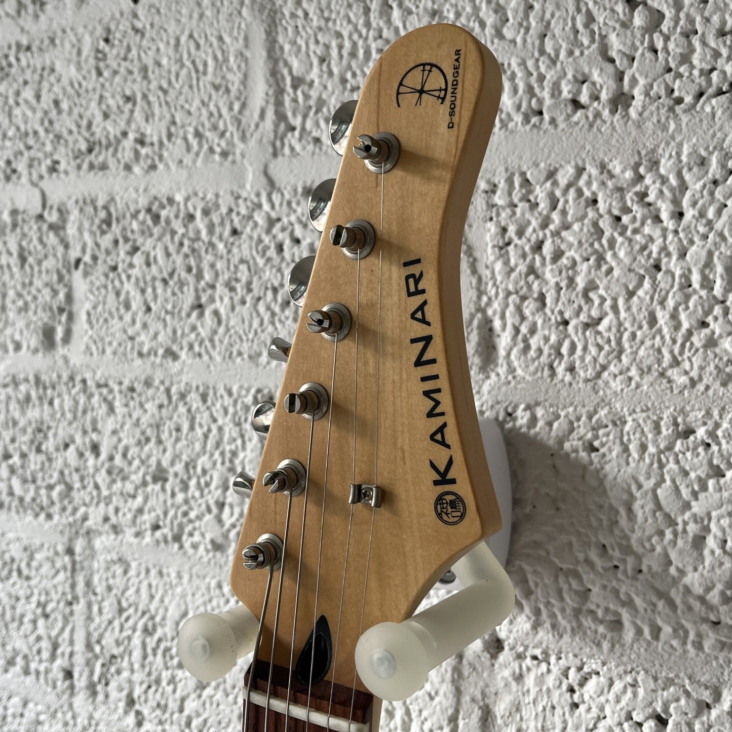 kaminari liquid electric guitar metallic white burst headstock