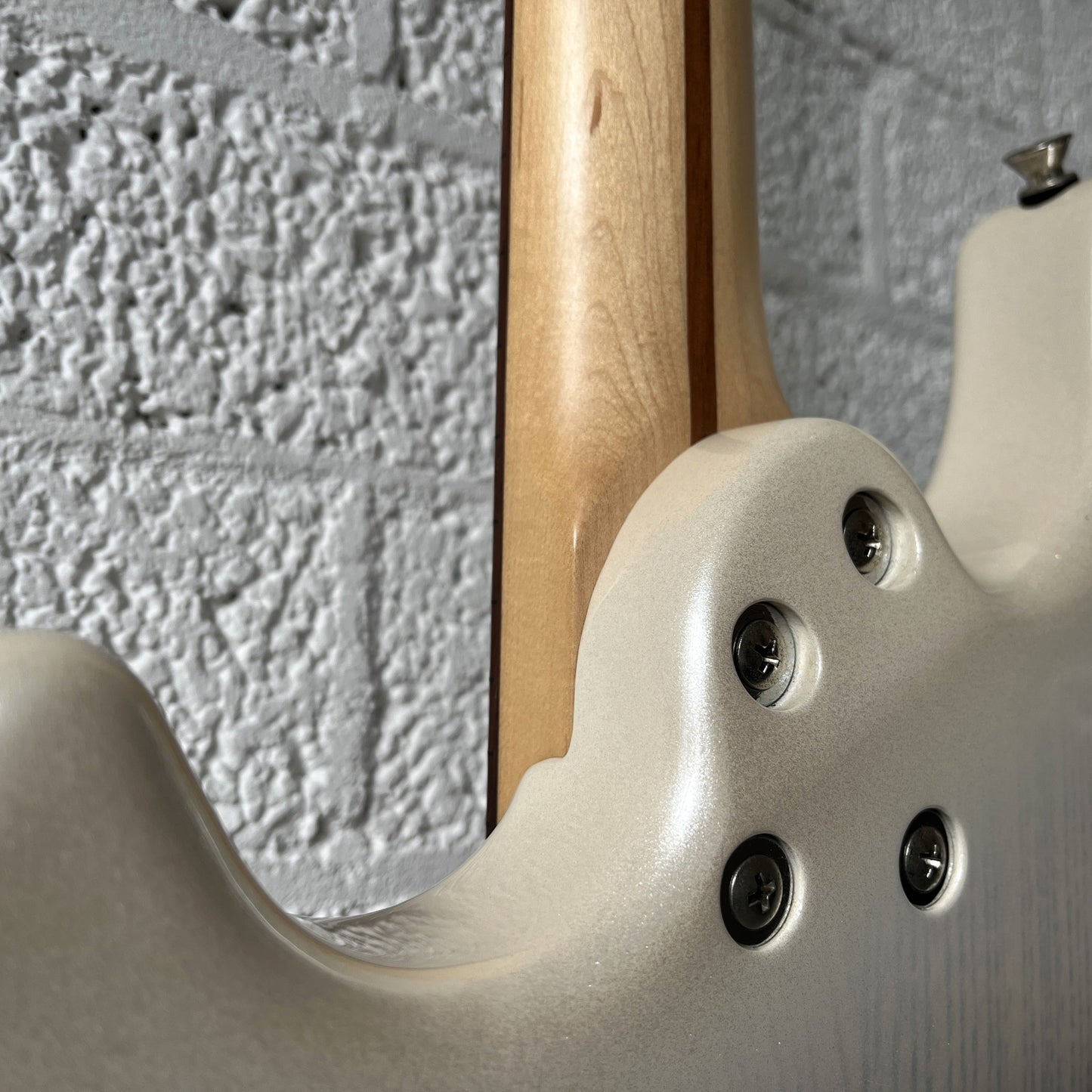 kaminari liquid electric guitar metallic white burst neck joint