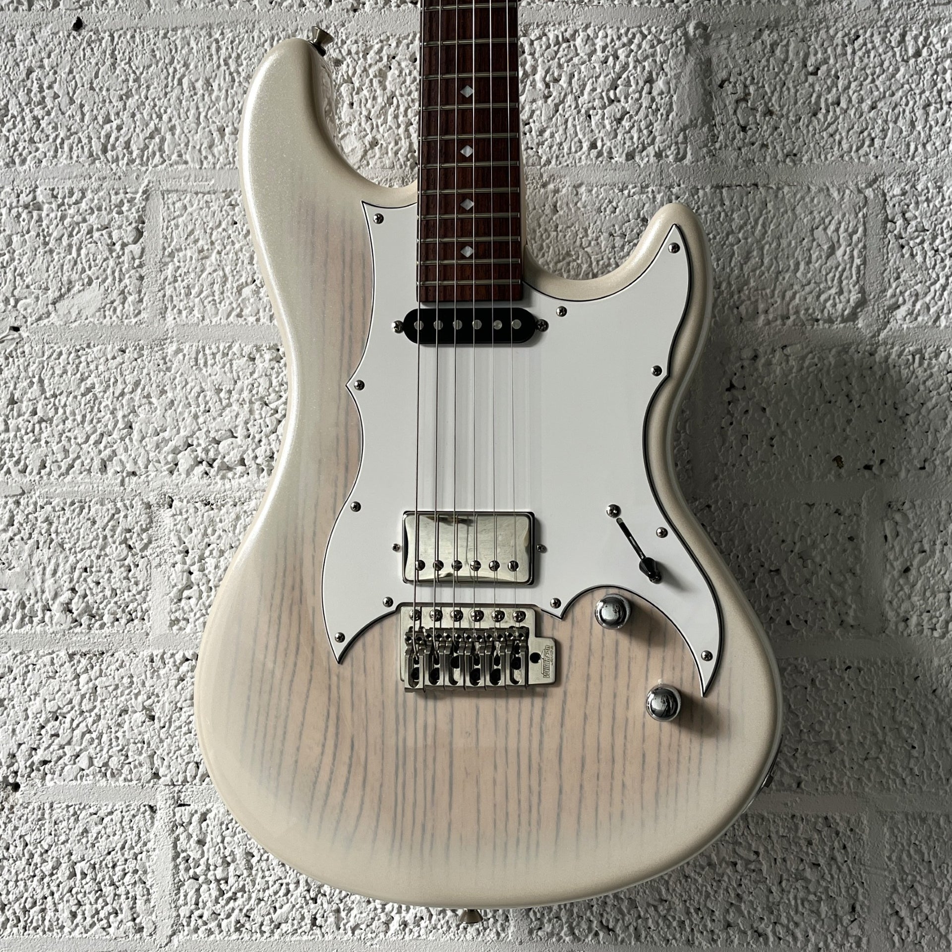 KAMINARI Liquid - See-Through Metallic White Burst – RockSo Music