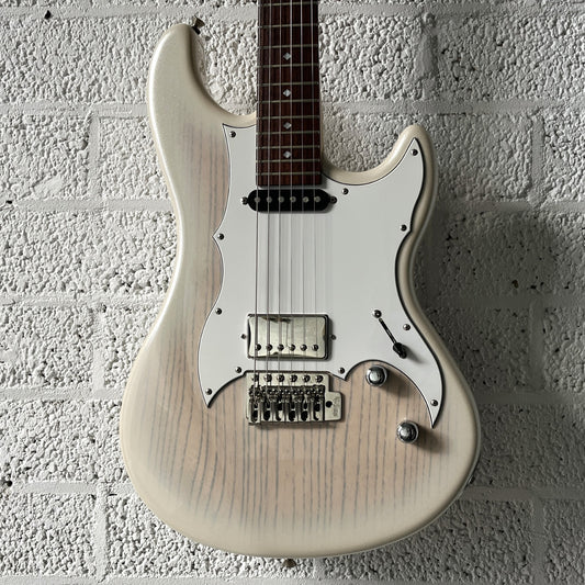 kaminari liquid electric guitar metallic white burst body closeup