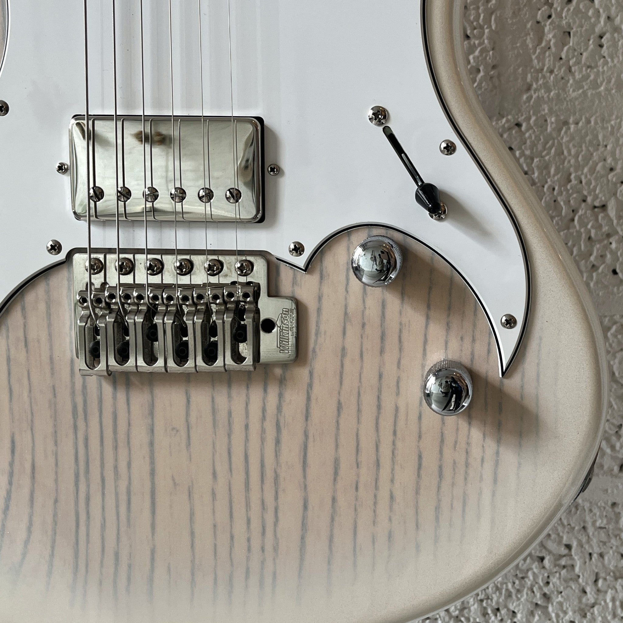 KAMINARI Liquid See-Through Metallic White Burst – Boutique Guitar
