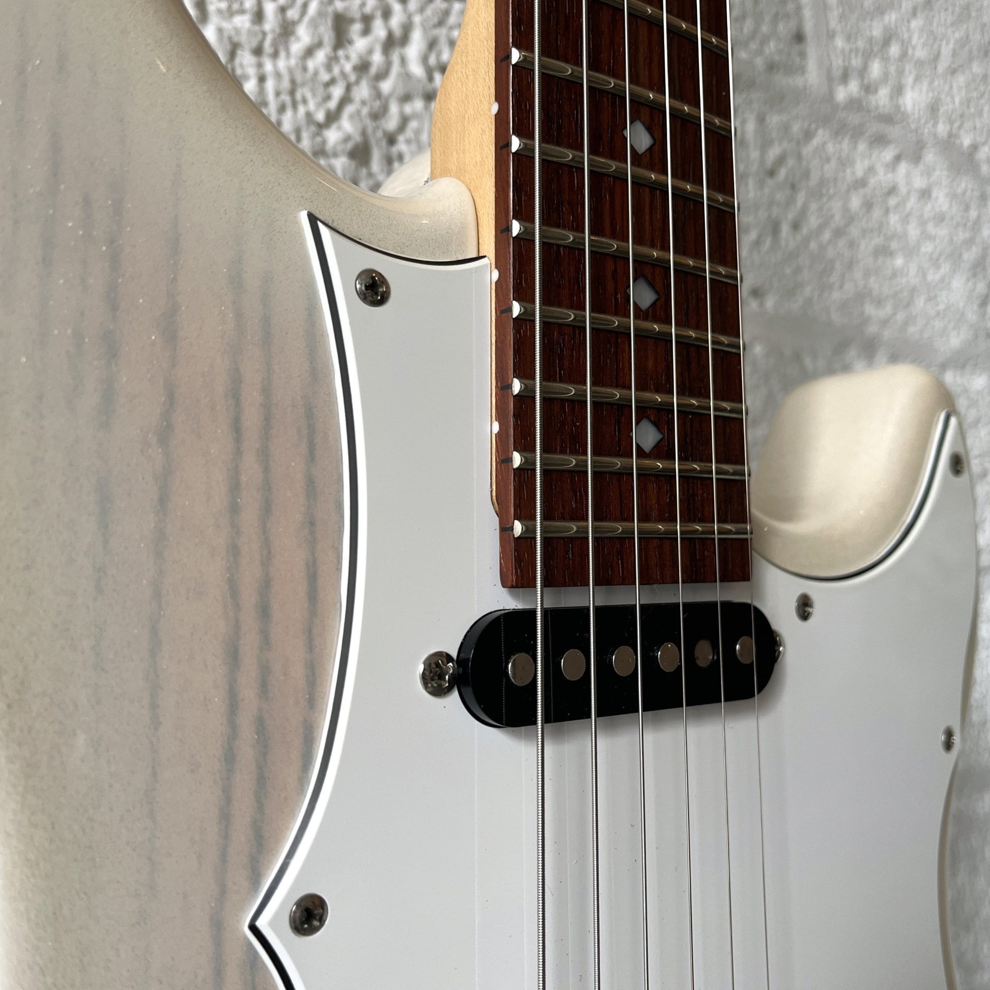 KAMINARI Liquid - See-Through Metallic White Burst – RockSo Music
