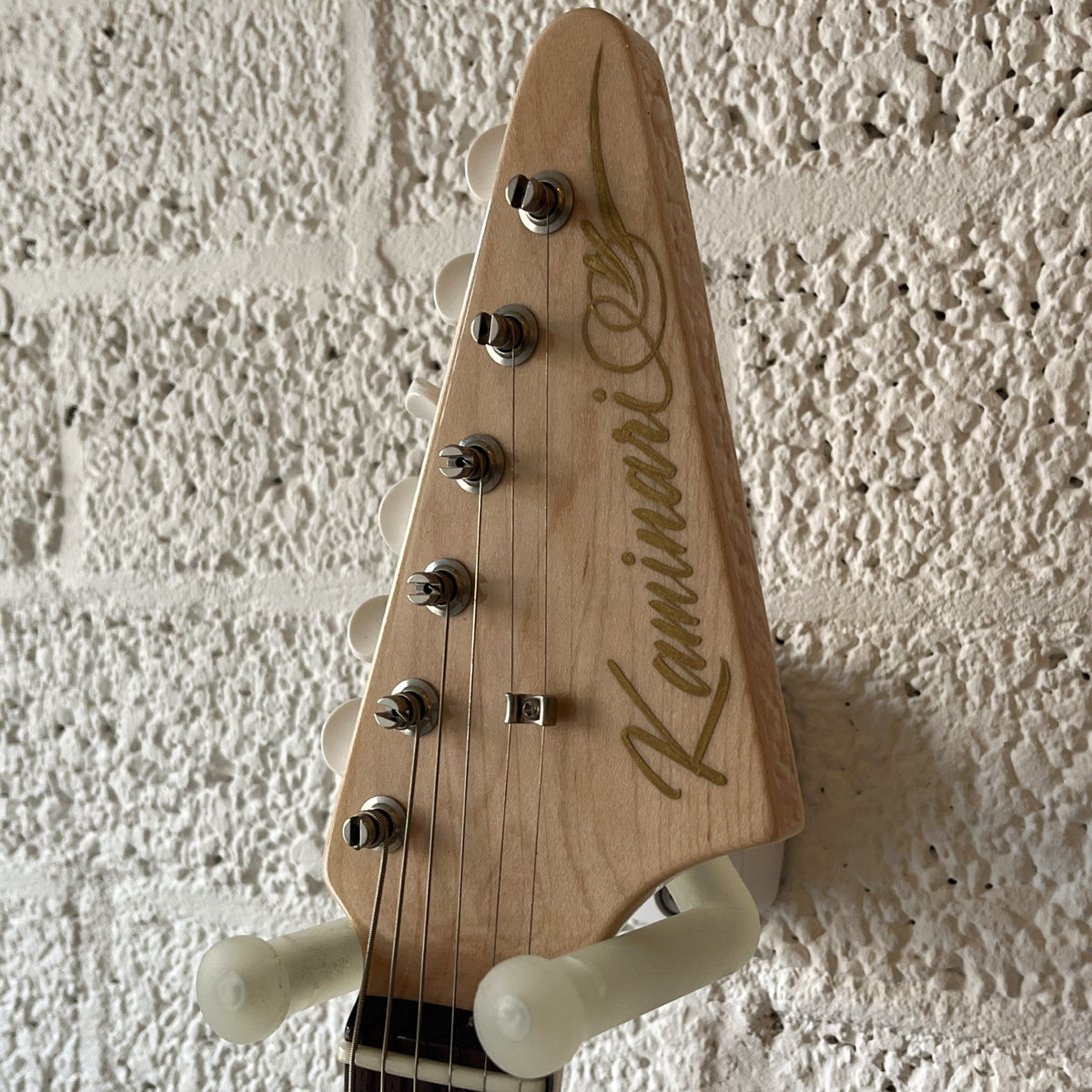 kaminari swinger 69 desert sand headstock angled right