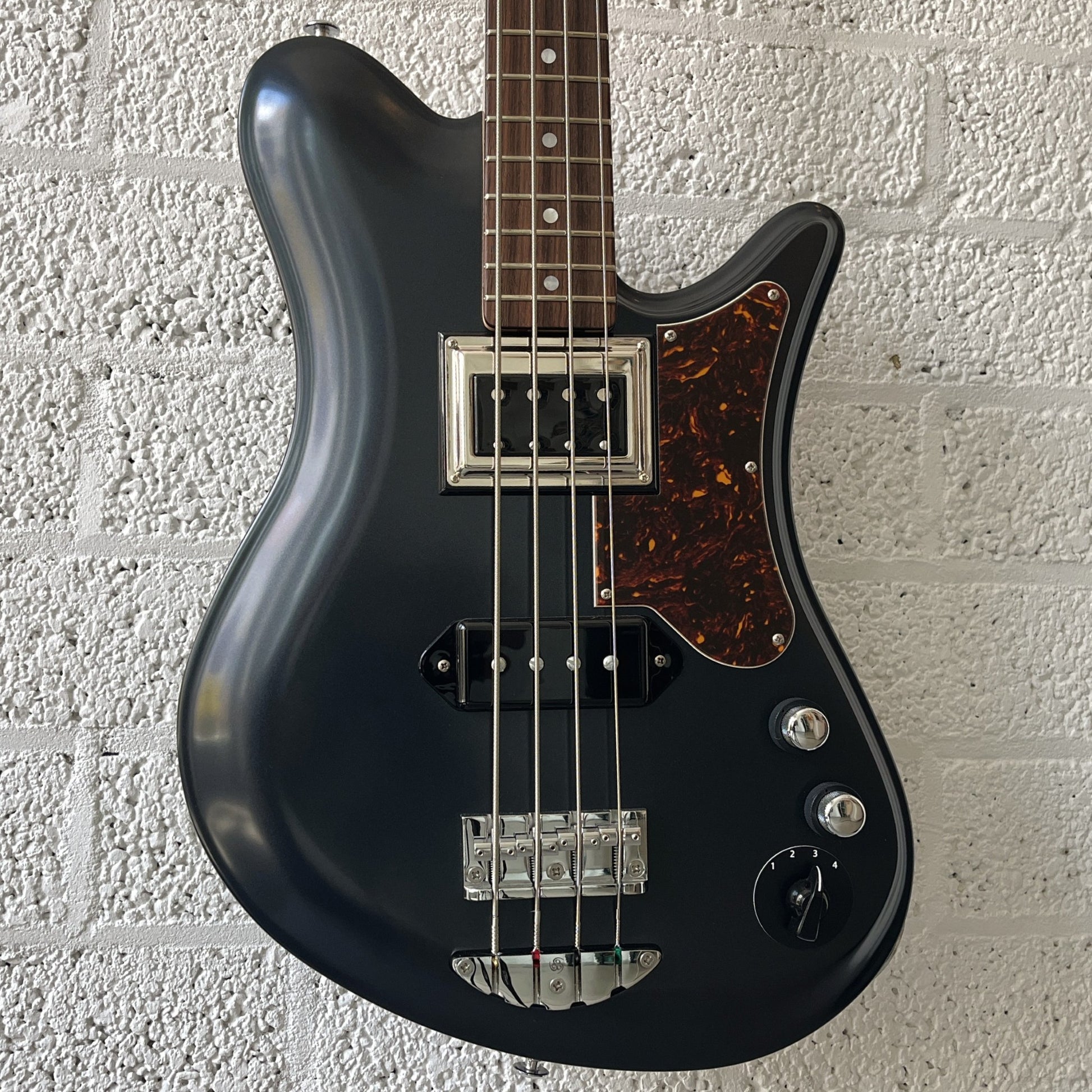 oopegg stormbreaker bass charcoal frost body closeup