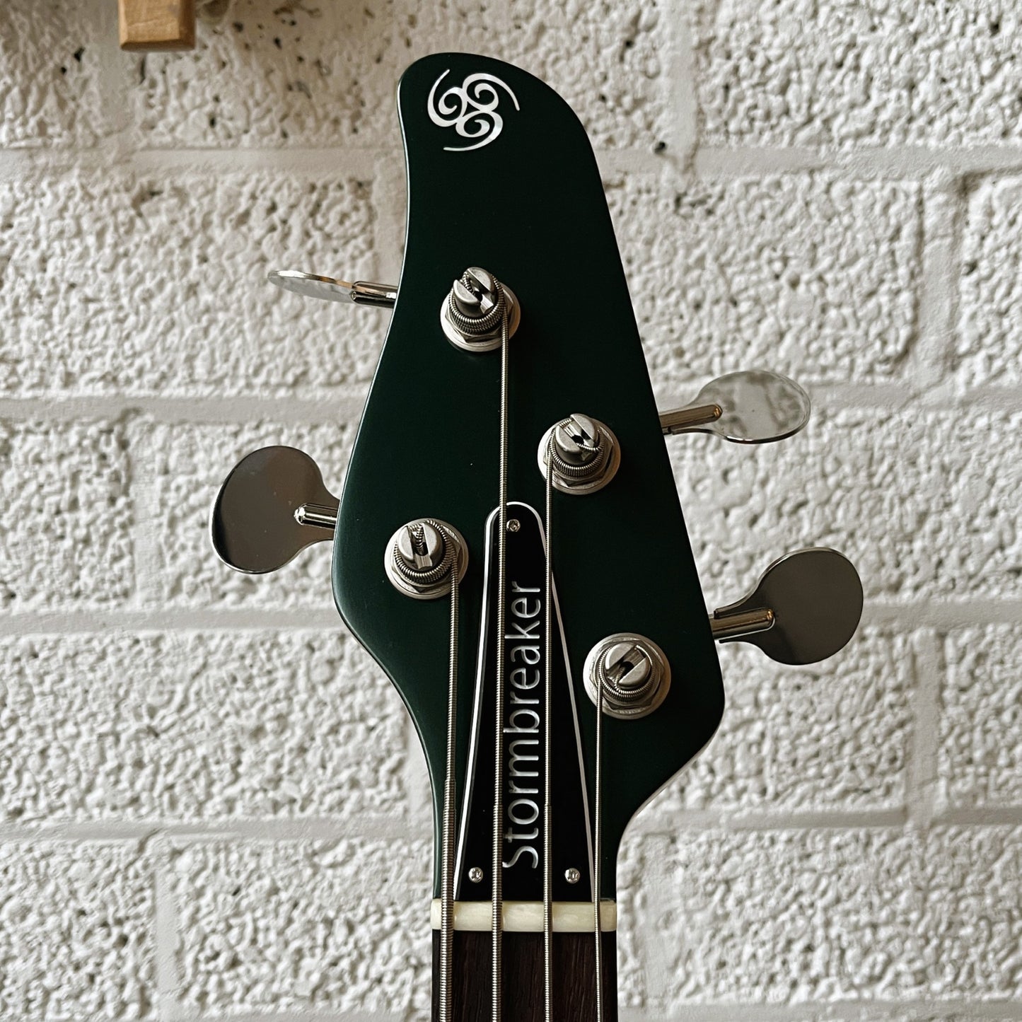 oopegg stormbreaker bass dark green metallic with black truss rod cover