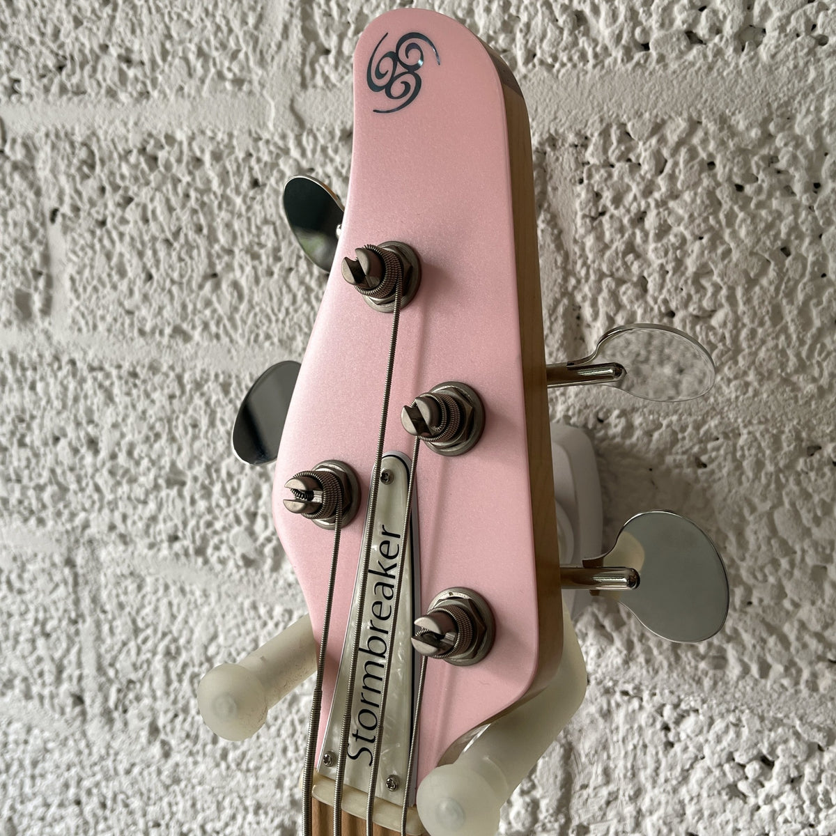 oopegg stormbreaker bass pearl pink pearloid pickguard headstock