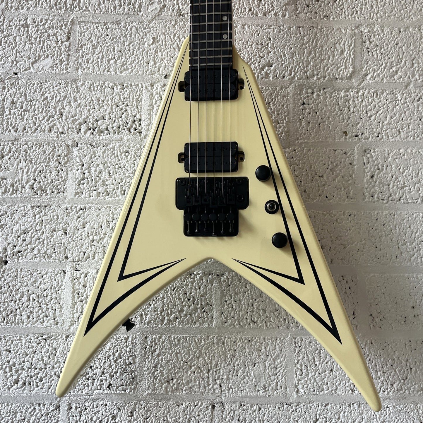 spira v420 flying v antique white electric guitar body closeup