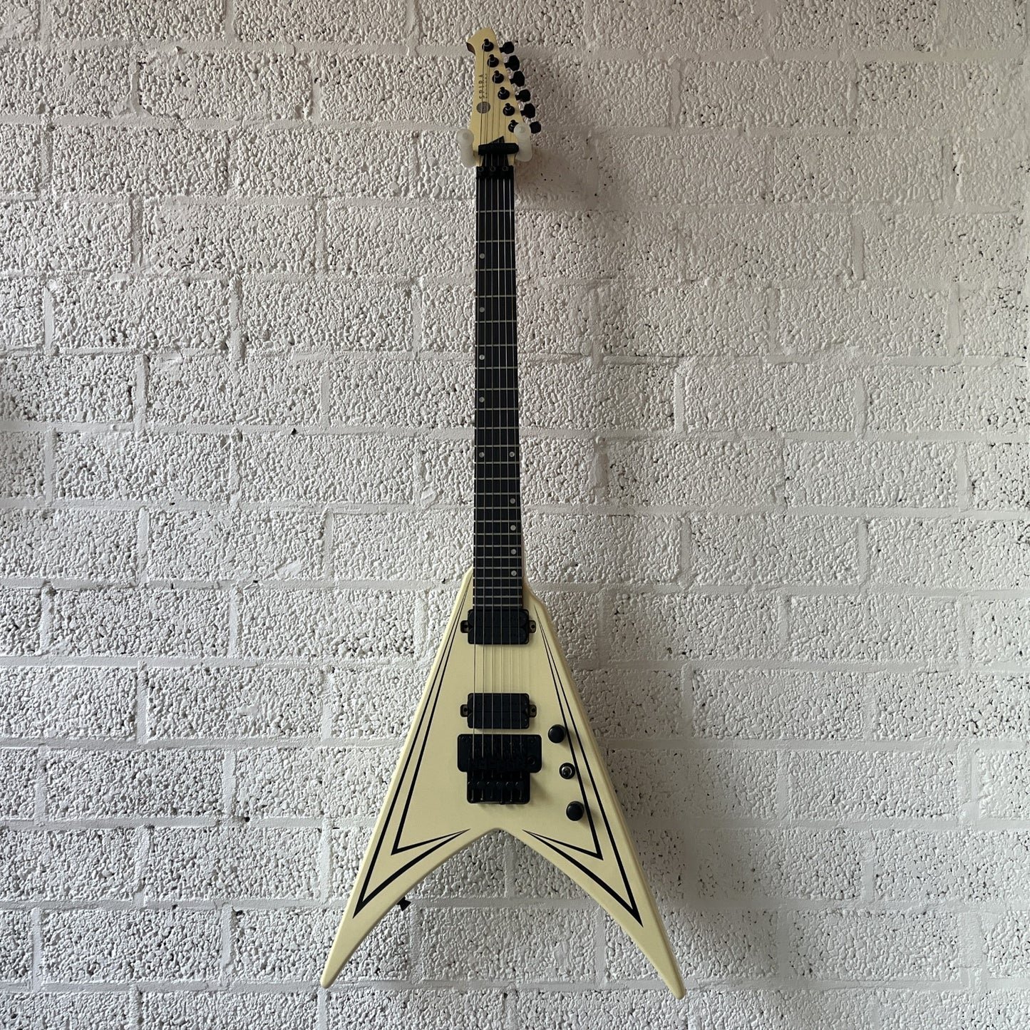 spira v420 flying v antique white electric guitar