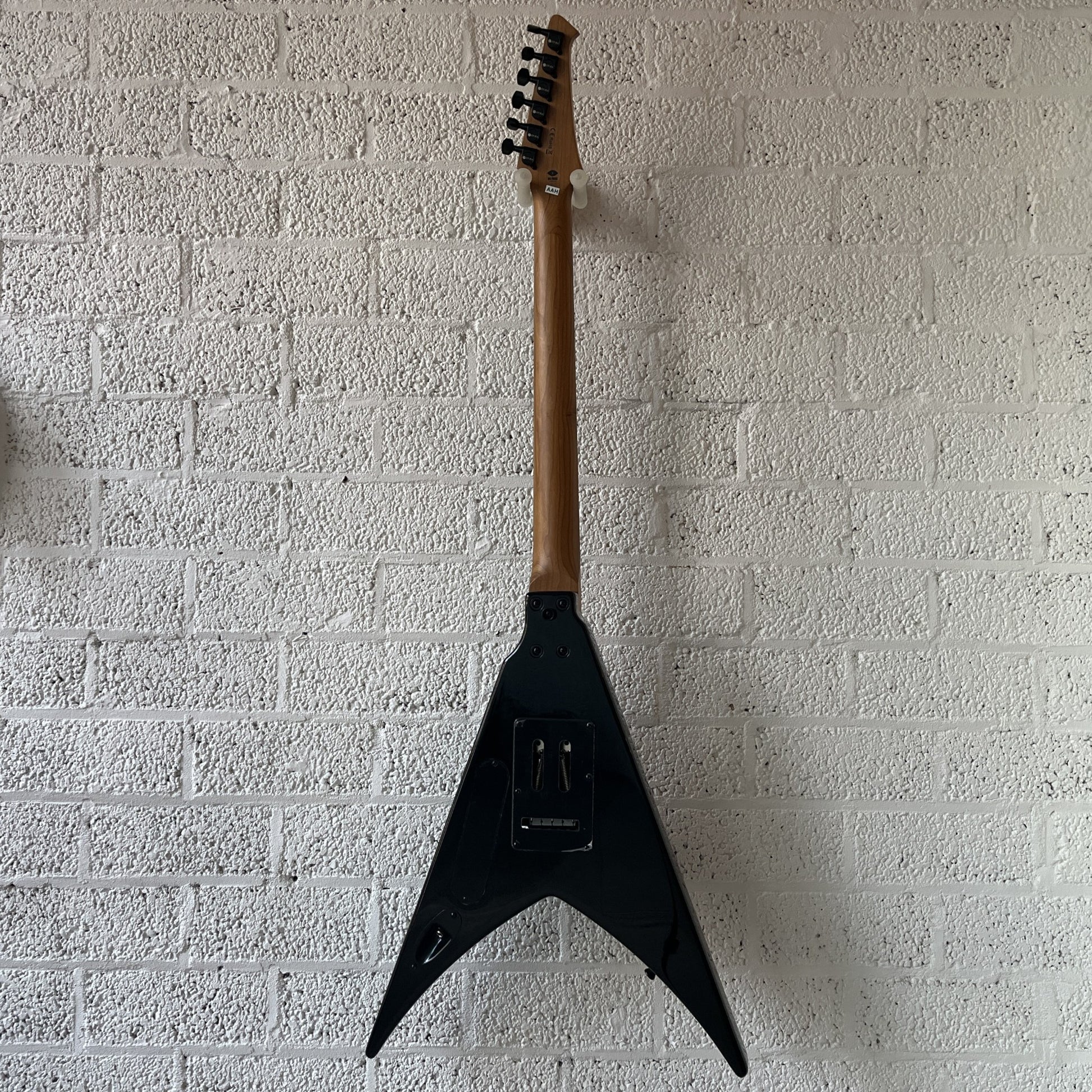 spira v420 flying v black yellow electric guitar back view