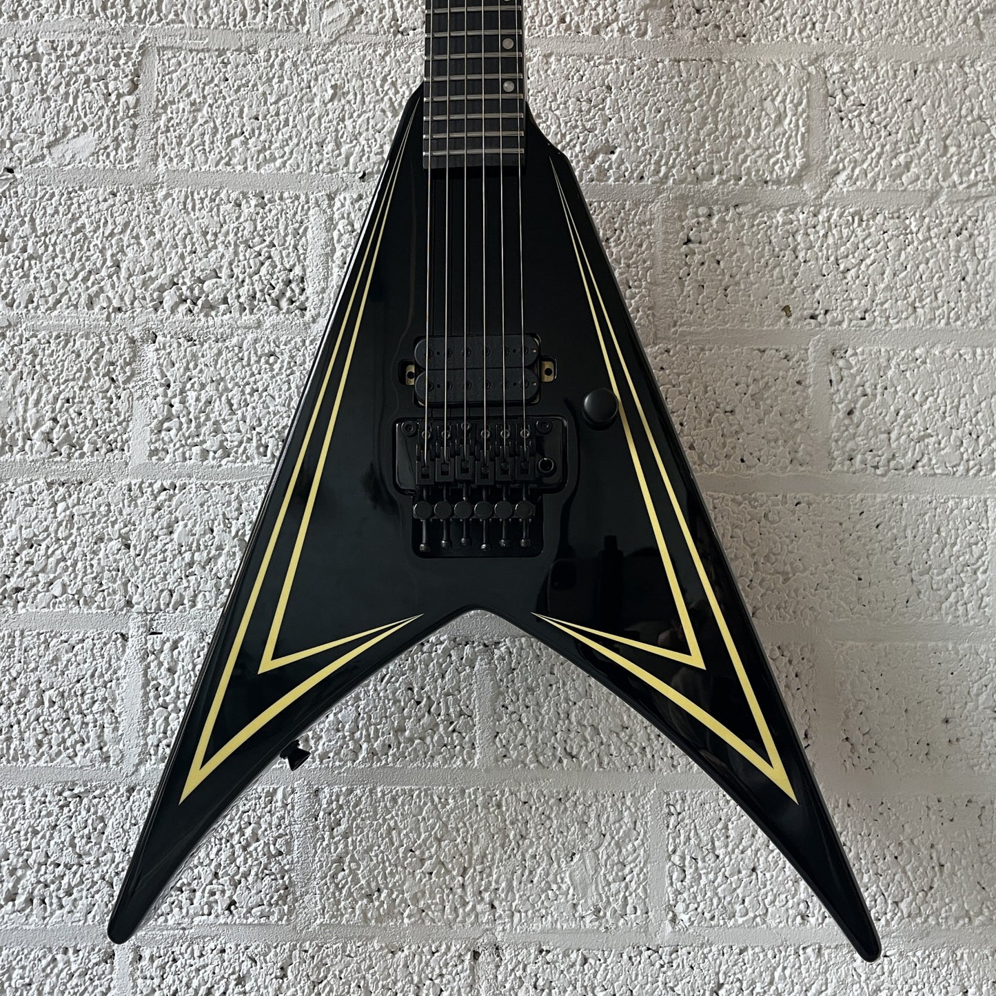 spira v420 flying v black yellow electric guitar body closeup