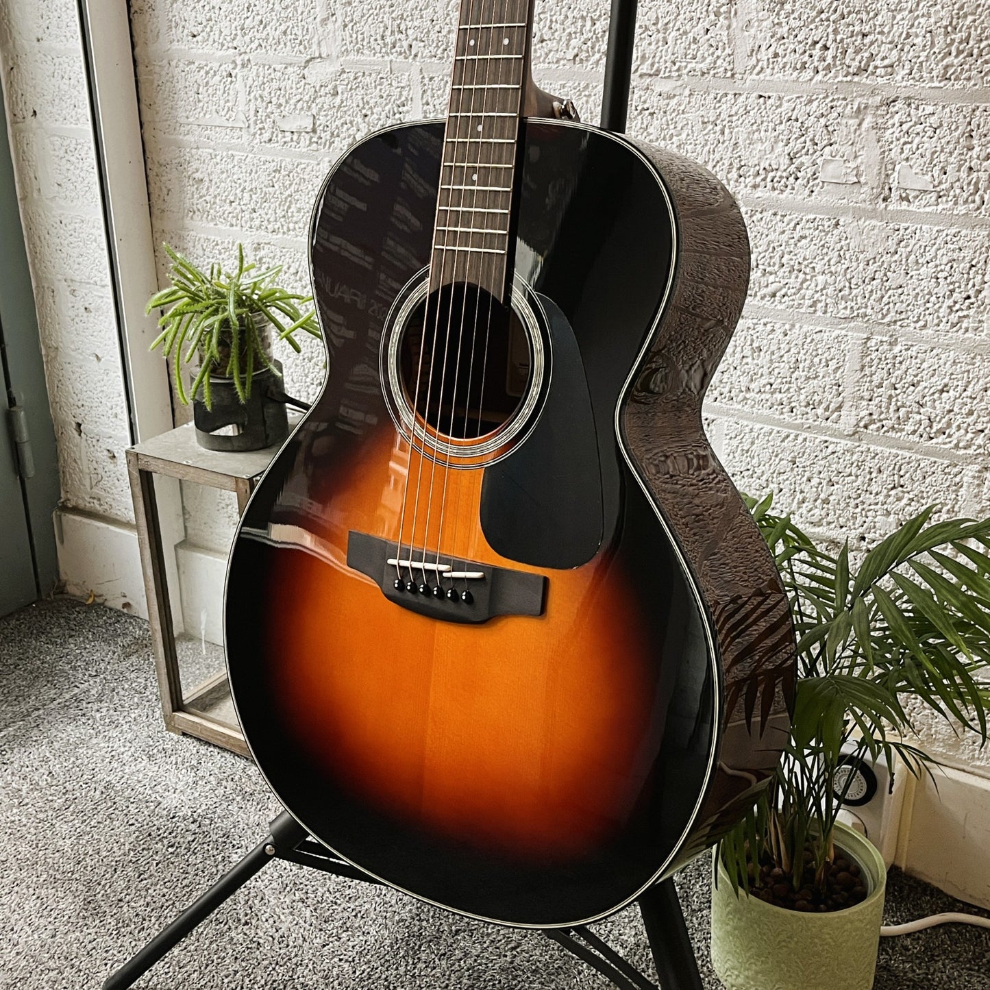 takamine gn30 brown sunburst acoustic guitar nex body angled closeup